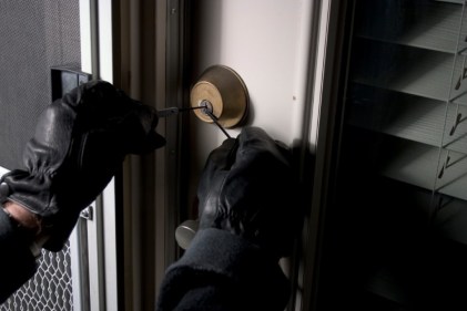 burglar-picking-lock-1024x682